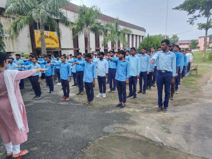 आई टी आई के कर्मचारियों एवं प्रशिक्षणार्थियों द्वारा सेवा पखवाड़ा अभियान अंतर्गत स्वच्छंता शपथ ली गईं