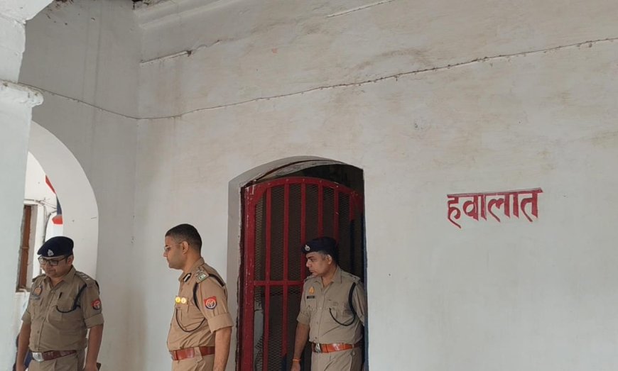 पुलिस उप महानिरीक्षक वाराणसी परिक्षेत्र द्वारा किया गया थाना कोतवाली का औचक निरीक्षण