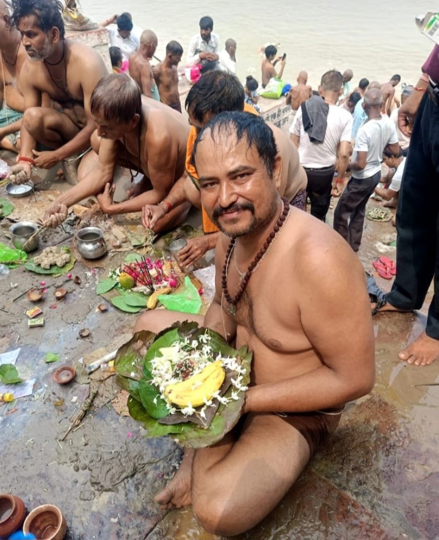 श्रद्धा पित्त विसर्जन ब रियाघाट मिर्जापुर मैं लगा भारी भीड़ माता-पिता का किया श्रद्धा
