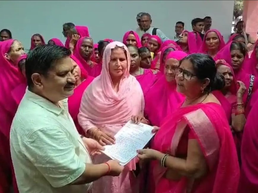 नवरात्रि के पहले दिन गुलाबी गैंग का हंगामा चिटफंड कंपनी के खिलाफ महिलाओं का गुस्सा, रकम वापसी को लेकर चेतावनी