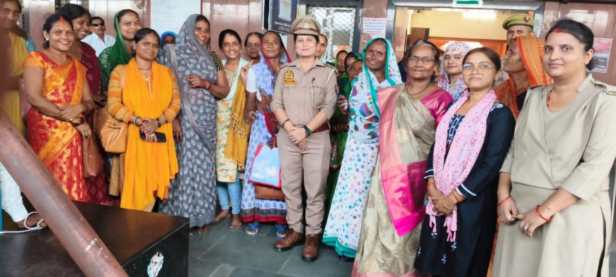 जीआरपी थानाध्यक्ष ने रेलवे स्टेशन में महिला यात्रियों को मिशन शक्ति के तहत किया जागरूक