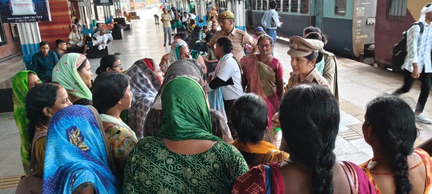 जीआरपी थानाध्यक्ष ने रेलवे स्टेशन में महिला यात्रियों को मिशन शक्ति के तहत किया जागरूक