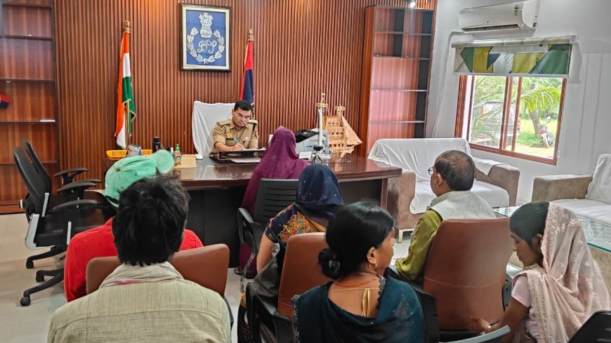 पुलिस अधीक्षक, सोनभद्र द्वारा जनता दर्शन में आए फरियादियों की सुनी गई समस्याएं
