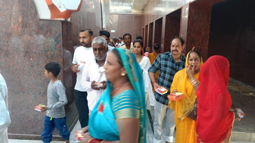 बडे बाबा के दरबार में उमडा आस्था का जन सैलाव हजारों श्रद्धालुओं ने पवित्र अभरन सरोवर में आचमन कर स्वामी जी की समाधि पर चादर परसाद चढा खुशहाली के लिए दुआ मांगी