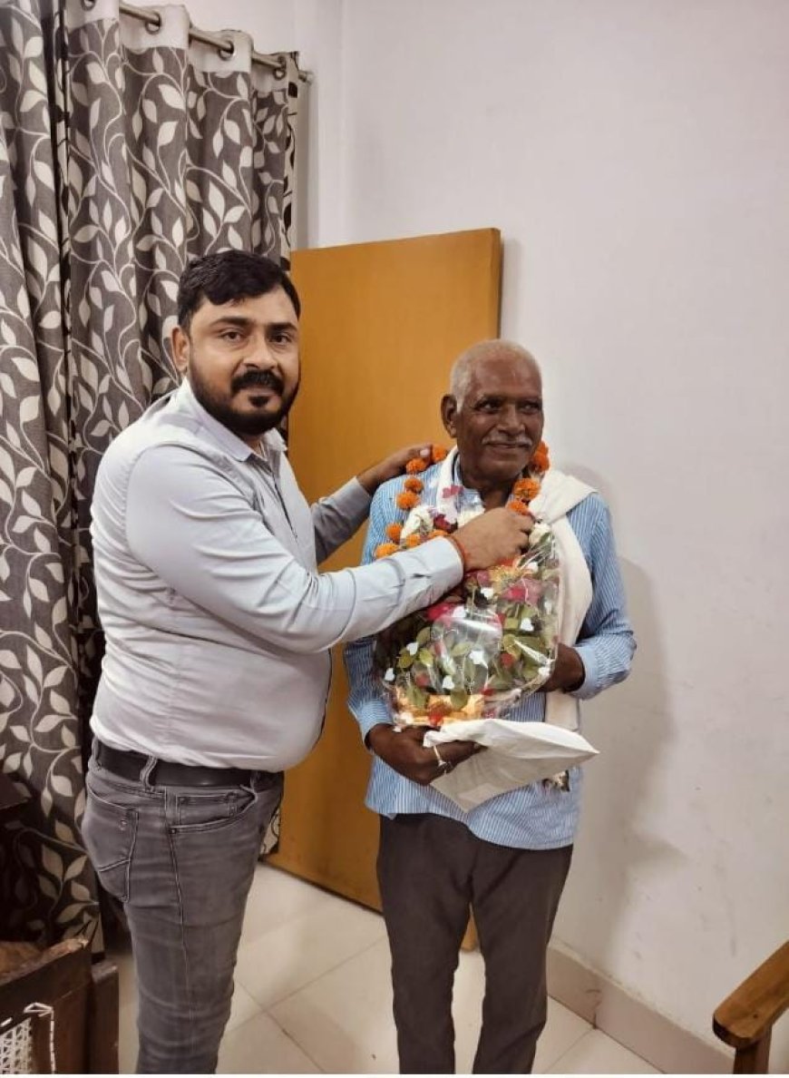 लोक निर्माण विभाग खंण्ड एक के मेंट दिनेश वर्मा सेवानिवृत्त सहायक अभियन्ता एडीसन ने सम्मानित किया