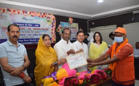 नगर निगम सभागार में स्वच्छता सेवा सफाई मित्र सम्मान समारोह आयोजित सफाई मित्रो को प्रशस्ति पत्र एवं माला पहनाकर कि गया सम्मानित विधायक सिंगरौली ने सफाई मित्रो को 11 सौ रूपयें पुरस्कार राशि देने की घोषण की
