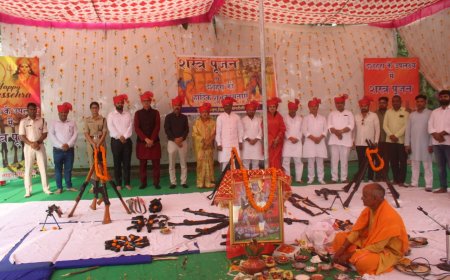 *विजयादशमी पर पुलिस लाइन में हुआ शस्त्र पूजन