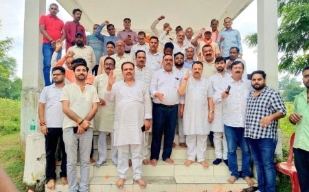 *महात्मा गांधी जी के प्रतिमा के पास एकत्रित होकर कांग्रेस पार्टी ने देश के रतन महान विभूति राष्ट्रपिता महात्मा गांधी जी को श्रद्धा सुमन अर्पित करके मनाई गई जयंती