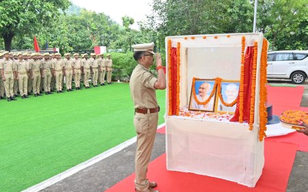 चित्रकूट पुलिस द्वारा मनाई गई राष्ट्रपिता महात्मा गांधी व भारत के दूसरे प्रधानमंत्री श्री लालबहादुर शास्त्री जी की जयंती में दोनों महापुरुषों के चित्रों पर माल्यार्पण एवं पुष्पांजलि अर्पित कर दी गई