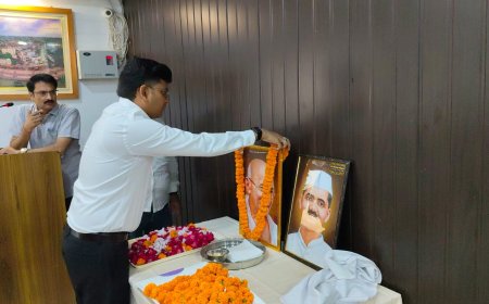 राष्ट्रपिता महात्मा गांधी जी की जयंती के अवसर पर जिलाधिकारी  द्वारा कलेक्ट्रेट सभागार में कार्यक्रम का शुभारंभ गांधी जी की प्रतिमा पर पुष्प अर्पित कर किया गया।