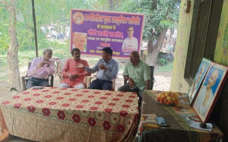 ग्रामीण क्षेत्र के बच्चों को एसडीएम ने थमाया कॉपी और पेन