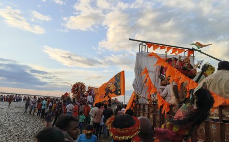 नम आँखों से दुर्गा प्रतिमाओं का विसर्जन, पुलिस ने किये कड़े इंतज़ाम