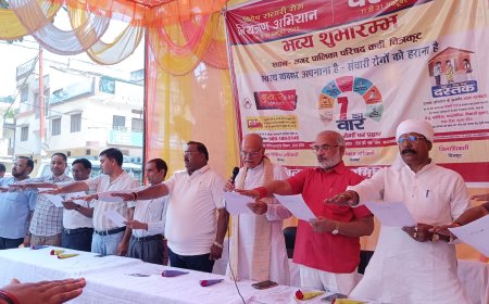 विशेष संचारी रोग नियंत्रण अभियान एवं संचारी रोग से रोकथाम व बचाव हेतु स्वास्थ्य कर्मियों,सफाई कर्मियों,सफाई वाहनों आदि की जागरूकता रैली को हरी झंडी दिखाकर किया गया।