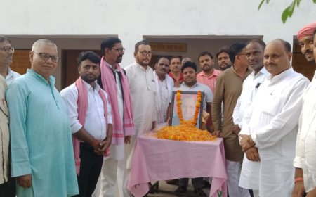 पूर्व केंद्रीय रक्षा मंत्री स्वर्गीय मुलायम सिंह यादव की तीसरी पुण्य तिथि अशर्फी लाल यादव जनता माण्टेसरी स्कूल में मनाई गई।