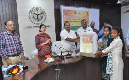 उत्तर प्रदेश सरकार योगी आदित्यनाथ जी के कर कमलों से युवक एवं महिला मंगल दलों को खेल सामग्री किट का वितरण लखनऊ मुख्यालय से किया गया।