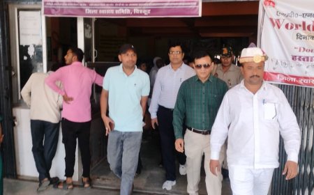 मंडला आयुक्त ने कर्वी विकासखण्ड में किया औचक निरीक्षण, स्वास्थ्य, शिक्षा व खाद वितरण व्यवस्था को दुरुस्त रखने के दिए निर्देश