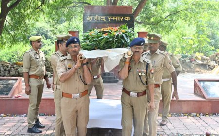 दिवंगत मुख्य आरक्षी स्व0 राजेश कुमार अग्निहोत्री के पार्थिव शरीर को पुलिस लाइन स्थित शहीद स्मारक पर राजकीय सम्मान के साथ दी गयी अन्तिम विदाई