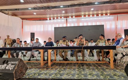 आयुक्त चित्रकूट धाम मंडल बांदा एवं पुलिस उपमहानिरीक्षक परिक्षेत्र बांदा द्वारा दीपावली-अमावस्या मेला में लगे समस्त अधिकारी/कर्मचारीगणों को ब्रीफ कर सतर्कता पूर्वक ड्यूटी करने हेतु निर्देशित किया गया।