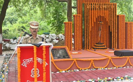 पुलिस लाइन्स स्थित शहीद स्मारक पर पुलिस स्मृति दिवस के अवसर पर शहीद पुलिस जवानों को याद कर श्रद्धांजली दी गयी