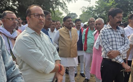बार एसोसिएशन बाराबंकी के पूर्व अध्यक्ष प्रदीप कुमार सिंह के अन्तिम संस्कार में पहुंचे पूर्व कैबिनेट मंत्री अरविंद कुमार सिंह गोप