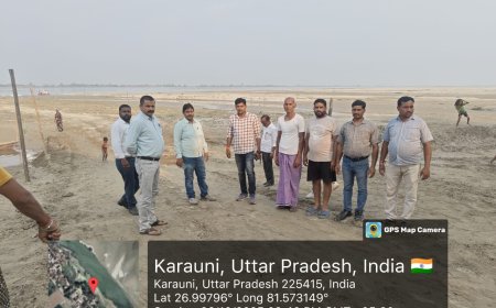 सरयू नदी घाघरा के समीप तेलवारी गांव में छठ पूजा घाट पर मौजूद सहायक विकास अधिकारी पंचायत मनोज मिश्रा, ग्राम विकास अधिकारी राजेश कुमार रावत आदि।
