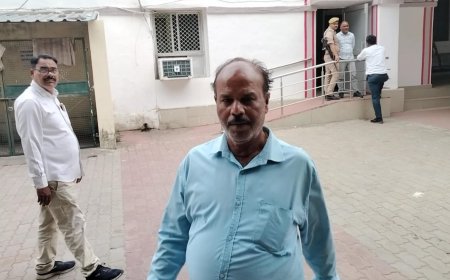 सीएमओ कार्यालय पर एक लाख की रिश्वत का आरोप — शिकायत वापस लेने का भी दबाव  सेवानिवृत्त चालक ने लगाई डीएम से गुहार, बोले– फाइल रोकने की दी धमकी