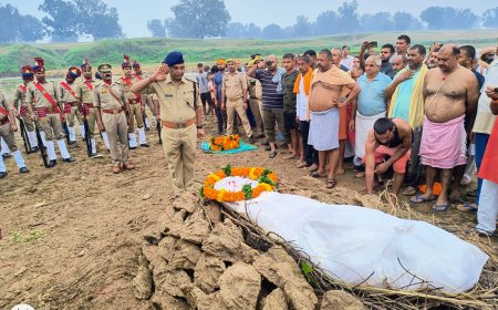 ड्यूटी के दौरान दिवंगत हुए उ0नि0 स्व0 महानन्द त्रिपाठी के पार्थिव शरीर को राजकीय सम्मान के साथ दी गयी भावभीनी अन्तिम विदाई