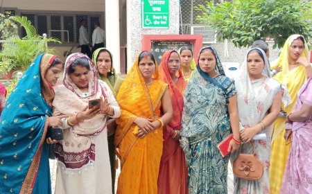 मानदेय न मिलने से क्षुब्ध स्वंय सहायता समूहों की सखियों ने जिलाधिकारी शशांक त्रिपाठी को प्रार्थना पत्र देकर मानदेय दिलवाये जाने की गुहार लगाई