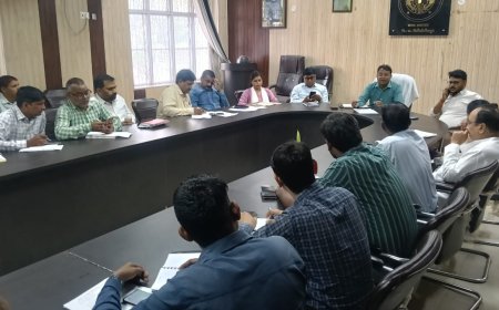 बी डी ओ संजीव गुप्ता की अध्यक्षता में ब्लाक सभागार में विकास कार्यों की समीक्षा बैठक हुई