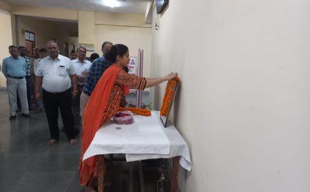 लौह पुरुष सरदार वल्लभभाई पटेल जी के 150 वीं जयंती की अवसर पर विकास भवन सोनपुर में मुख्य विकास अधिकारी व विकास भवन के अधिकारी कर्मचारियों द्वारा लौह पुरुष सरदार वल्लभभाई पटेल के चित्र पर माल्यार्पण किया