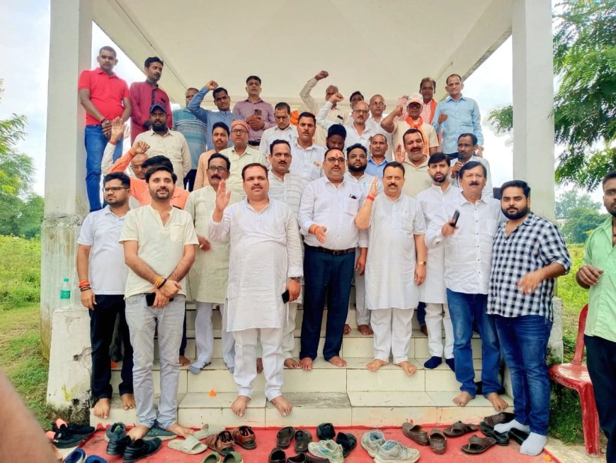 *महात्मा गांधी जी के प्रतिमा के पास एकत्रित होकर कांग्रेस पार्टी ने देश के रतन महान विभूति राष्ट्रपिता महात्मा गांधी जी को श्रद्धा सुमन अर्पित करके मनाई गई जयंती