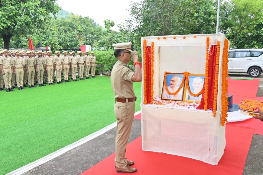 चित्रकूट पुलिस द्वारा मनाई गई राष्ट्रपिता महात्मा गांधी व भारत के दूसरे प्रधानमंत्री श्री लालबहादुर शास्त्री जी की जयंती में दोनों महापुरुषों के चित्रों पर माल्यार्पण एवं पुष्पांजलि अर्पित कर दी गई