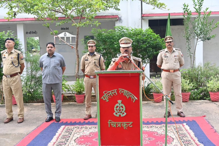 चित्रकूट पुलिस द्वारा मनाई गई राष्ट्रपिता महात्मा गांधी व भारत के दूसरे प्रधानमंत्री श्री लालबहादुर शास्त्री जी की जयंती में दोनों महापुरुषों के चित्रों पर माल्यार्पण एवं पुष्पांजलि अर्पित कर दी गई