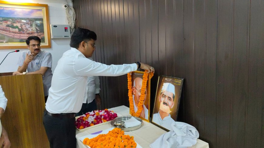 राष्ट्रपिता महात्मा गांधी जी की जयंती के अवसर पर जिलाधिकारी द्वारा कलेक्ट्रेट सभागार में कार्यक्रम का शुभारंभ गांधी जी की प्रतिमा पर पुष्प अर्पित कर किया गया।