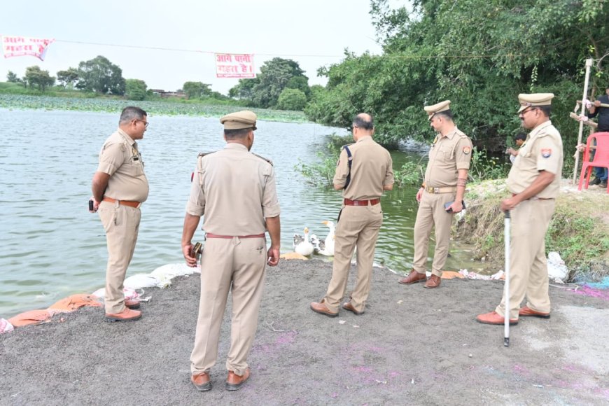 पुलिस अधीक्षक द्वारा मूर्ति विसर्जन स्थल बुईया बाई तालाब सीतापुर का भ्रमण कर सुरक्षा व्यवस्था का जायजा लिया गया