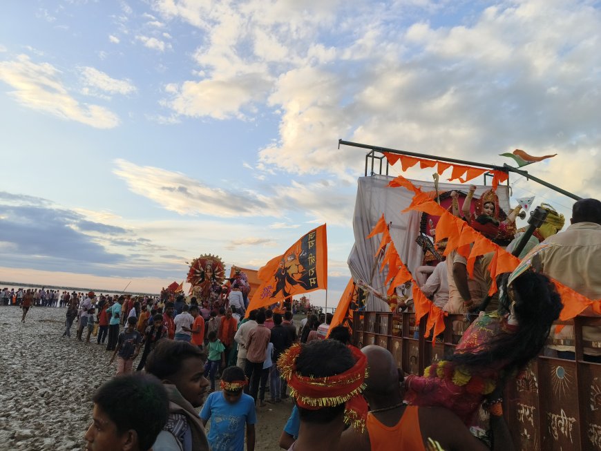 नम आँखों से दुर्गा प्रतिमाओं का विसर्जन, पुलिस ने किये कड़े इंतज़ाम
