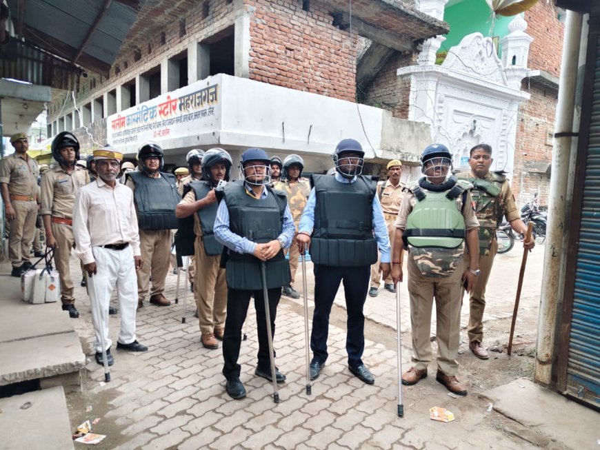 नम आँखों से दुर्गा प्रतिमाओं का विसर्जन, पुलिस ने किये कड़े इंतज़ाम