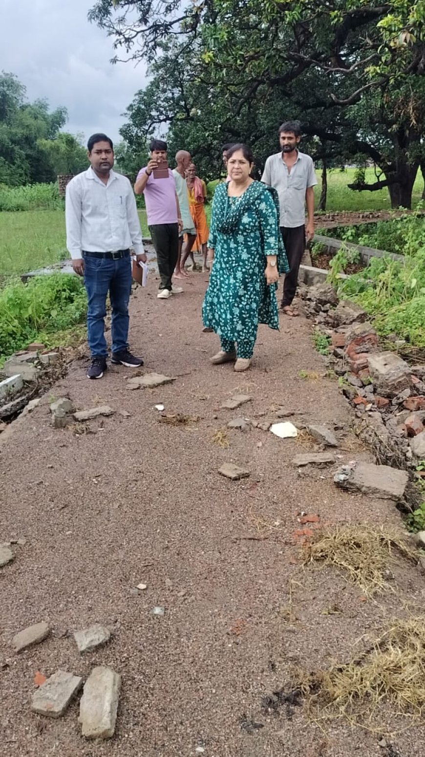 23 लाख  से  बनी सड़क में प्रधान ने किया गोलमाल