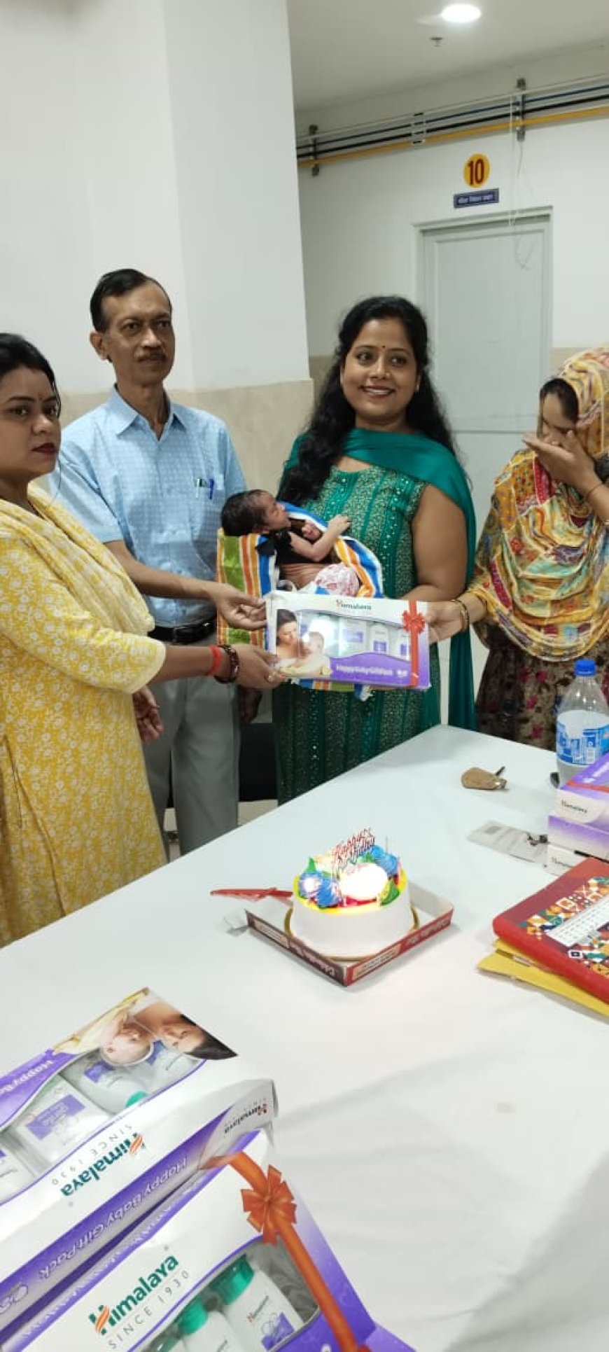 मिशन शक्ति 5.0 के अन्तर्गत जिलाधिकारी के निर्देशानुसार आज एम सी एच बिंग खोह में केक काटकर कन्या जन्मोत्सव मनाया गया