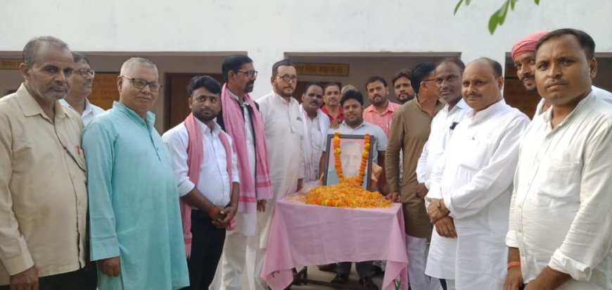 पूर्व केंद्रीय रक्षा मंत्री स्वर्गीय मुलायम सिंह यादव की तीसरी पुण्य तिथि अशर्फी लाल यादव जनता माण्टेसरी स्कूल में मनाई गई।