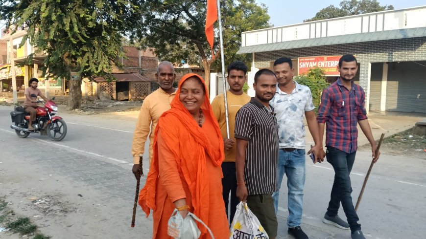सोमनाथ से रामेश्वरम तक पदयात्रा पर निकलीं सुमन पुरी जी का कोटवा धाम चौराहे पर फूल वर्षाकर स्वागत किया गया