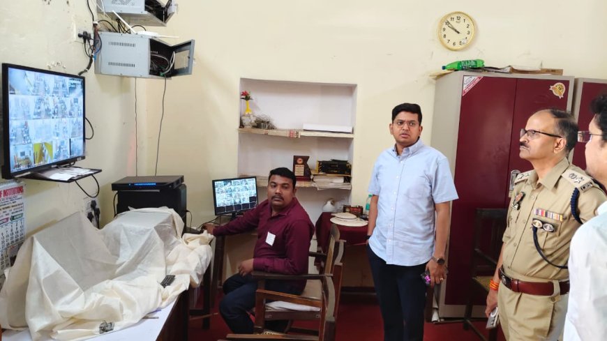 जिलाधिकारी एवं पुलिस अधीक्षक चित्रकूट द्वारा जनपद में चल रही प्रथम पाली की राज्य/प्रवर अधिनस्थ सेवा(प्रा0)परीक्षा -2025 व सहायक वन संरक्षक/क्षेत्रीय वन अधिकारी सेवा (प्रा0)परीक्षा -2025 के केन्द्रों का औचक निरीक्षण कर सुरक्षा व्यवस्था का जायजा लिया गया