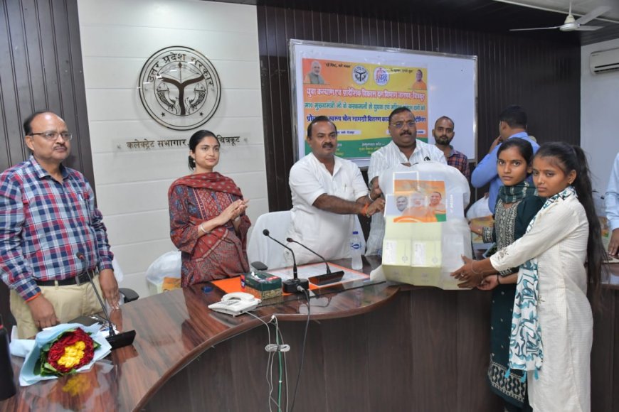 उत्तर प्रदेश सरकार योगी आदित्यनाथ जी के कर कमलों से युवक एवं महिला मंगल दलों को खेल सामग्री किट का वितरण लखनऊ मुख्यालय से किया गया।