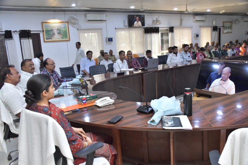उत्तर प्रदेश सरकार योगी आदित्यनाथ जी के कर कमलों से युवक एवं महिला मंगल दलों को खेल सामग्री किट का वितरण लखनऊ मुख्यालय से किया गया।