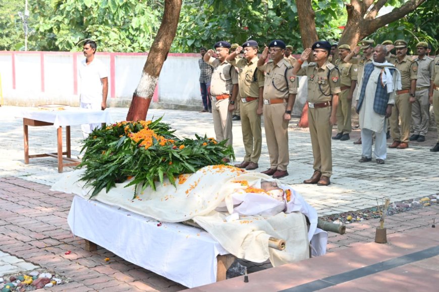 दिवंगत मुख्य आरक्षी स्व0 राजेश कुमार अग्निहोत्री के पार्थिव शरीर को पुलिस लाइन स्थित शहीद स्मारक पर राजकीय सम्मान के साथ दी गयी अन्तिम विदाई