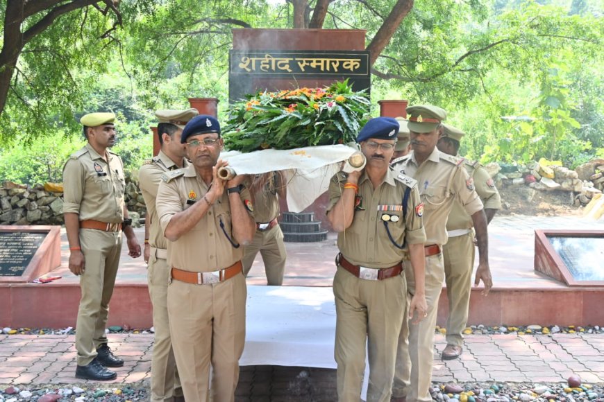 दिवंगत मुख्य आरक्षी स्व0 राजेश कुमार अग्निहोत्री के पार्थिव शरीर को पुलिस लाइन स्थित शहीद स्मारक पर राजकीय सम्मान के साथ दी गयी अन्तिम विदाई