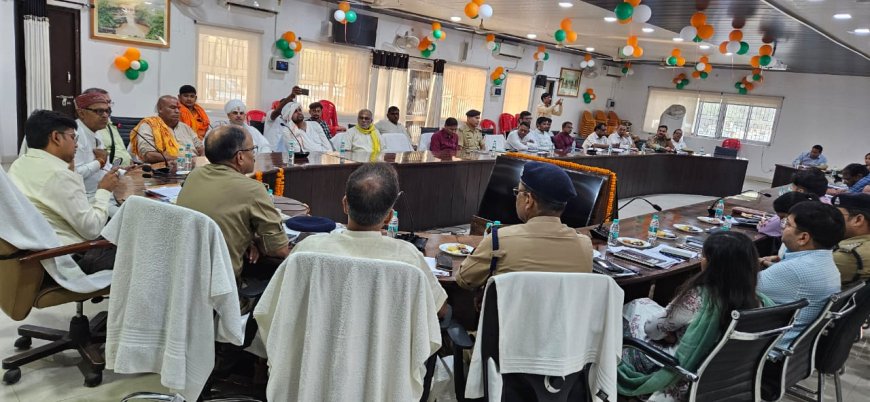 जिलाधिकारी  की अध्यक्षता व पुलिस अधीक्षक, की उपस्थिति में दीपावली अमावस्या मेला की तैयारी के संबंध में बैठक कलेक्ट्रेट सभागार में संपन्न हुई।