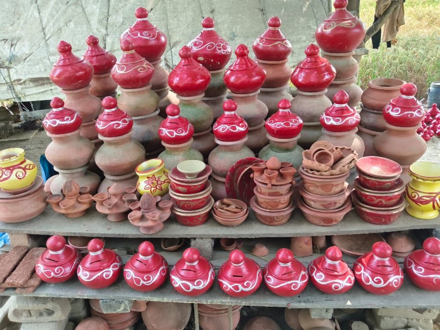 मिटटी के दिये और गोल्लक आदि वर्तनो की जमकर हो रही है विक्री