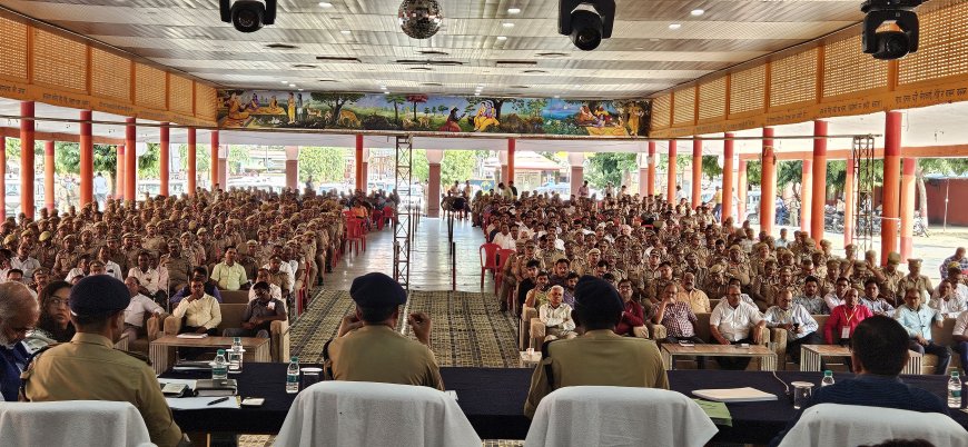 आयुक्त चित्रकूट धाम मंडल बांदा एवं पुलिस उपमहानिरीक्षक परिक्षेत्र बांदा द्वारा दीपावली-अमावस्या मेला में लगे समस्त अधिकारी/कर्मचारीगणों को ब्रीफ कर सतर्कता पूर्वक ड्यूटी करने हेतु निर्देशित किया गया।
