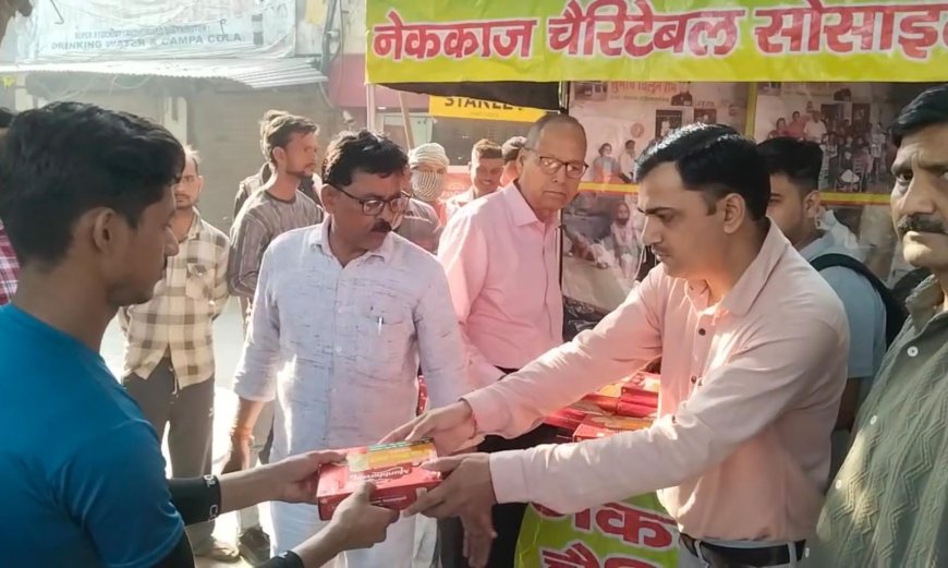 नेककाज चैरिटेबल सोसाइटी के द्वारा श्रमिको को वितरित हुआ मिष्ठान
